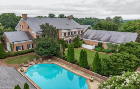 Luxury Retreat with Pool and Hot Tubs for Perfect Getaway